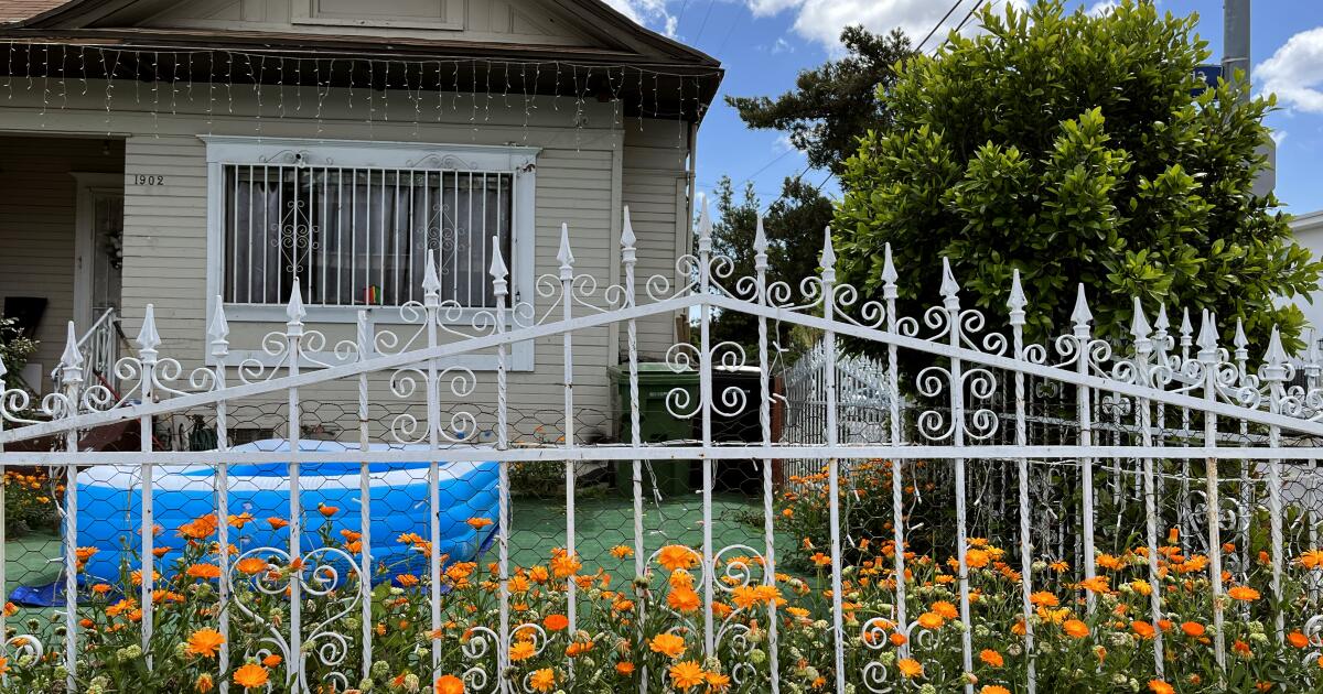 Column: Fences are redefining residential life in Los Angeles